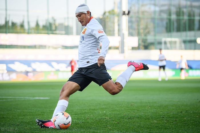 罗伯特-高登助攻创新高，领队战胜对手晋级半决赛！的简单介绍