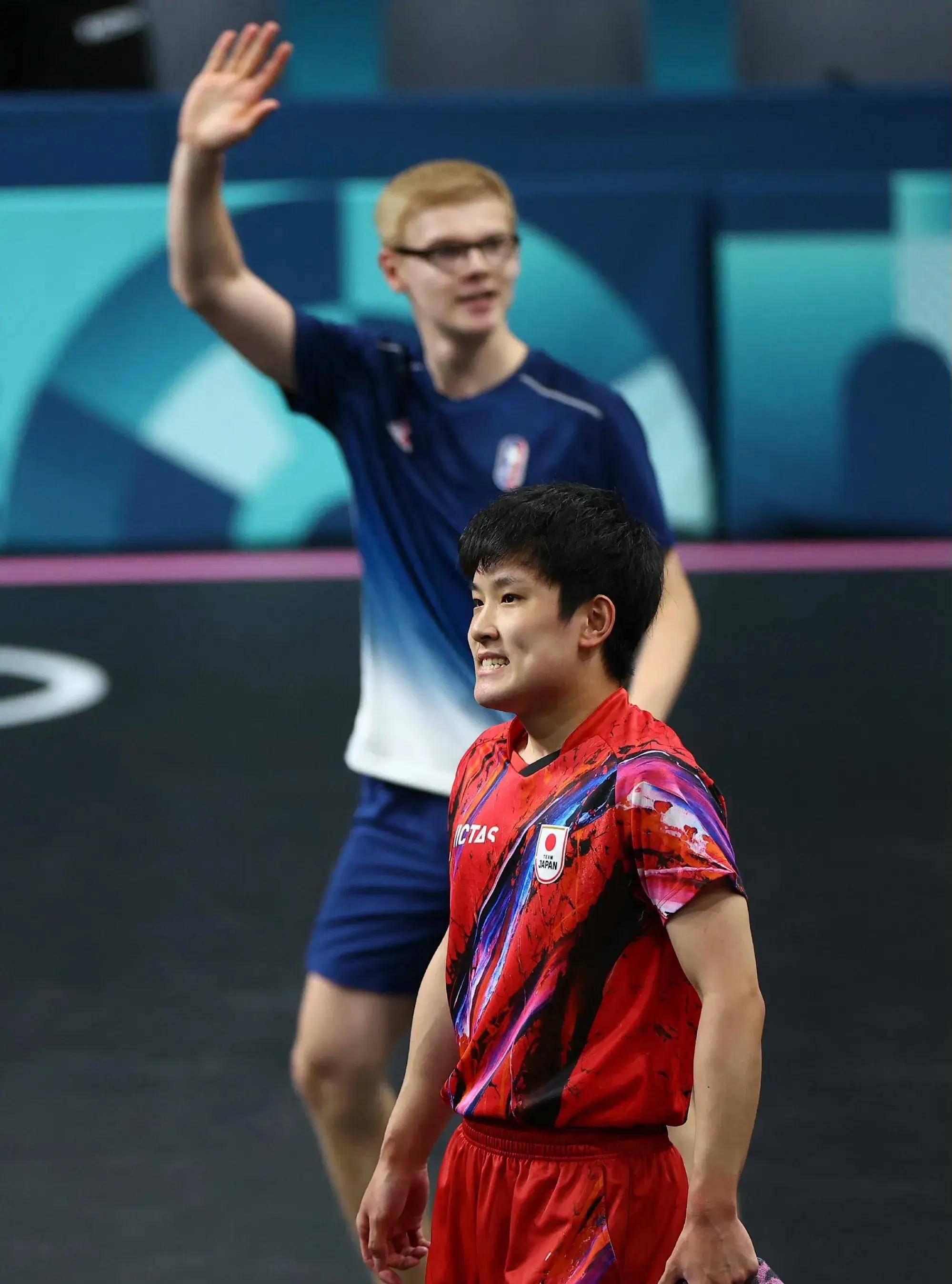 包含日本乒乓球队血洗英国乒乓球队，张本智和惊艳世界的词条