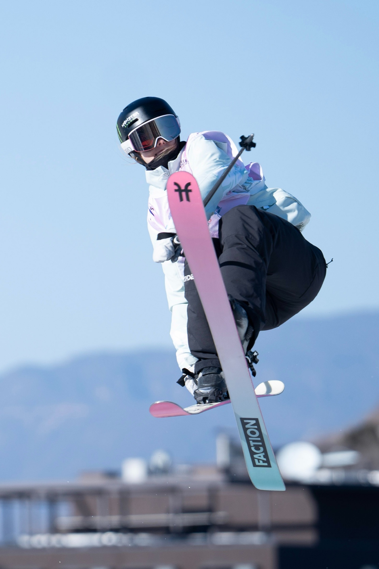 加拿大滑板运动员勇夺银牌，表现出色！的简单介绍