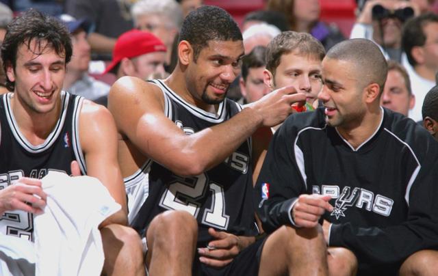 包含马刺球迷集体声援球队，氛围火爆的词条