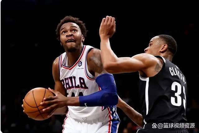 太阳队主教练客场作战，以教头身份跑出场地视察赛况