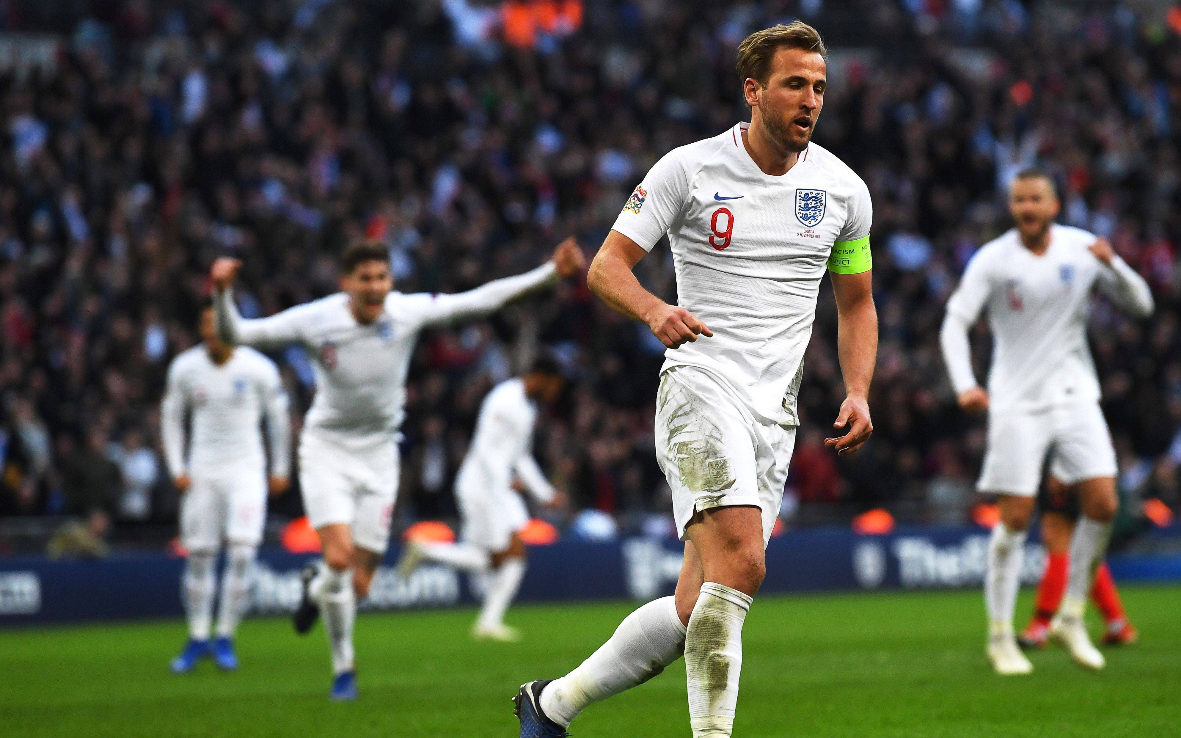 英格兰队与法国队展开激烈争夺，争夺晋级权