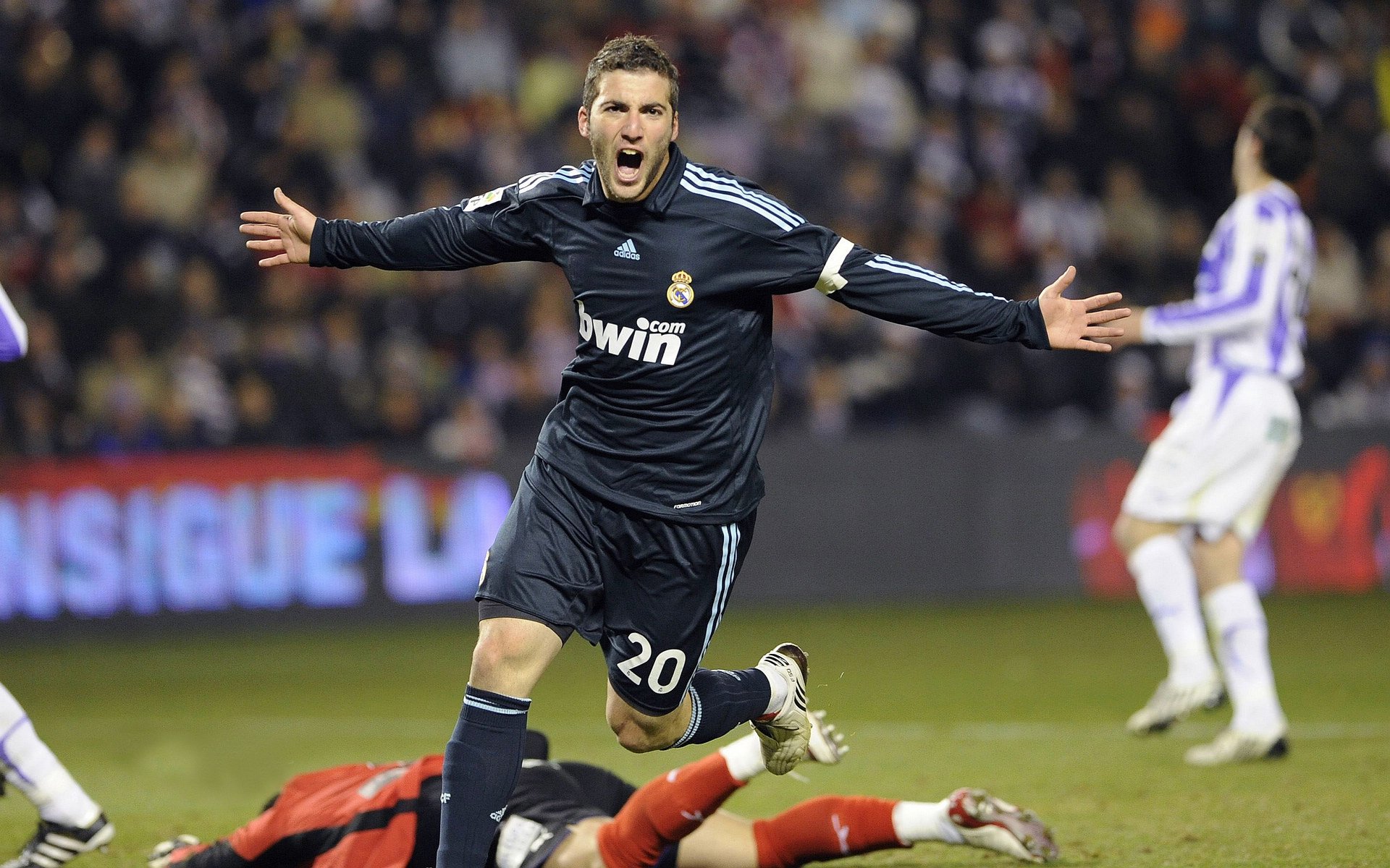 欧冠决赛焦点战，开拓者拿下老鹰，一场跨越时空的体育寓言